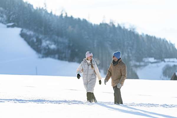 In aller Ruhe beim Winterwandern die Natur genießen.