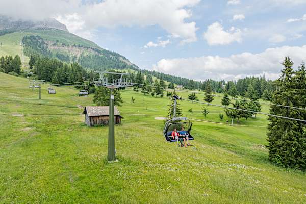 Gemütlich geht es mit dem Sessellift abwärts.