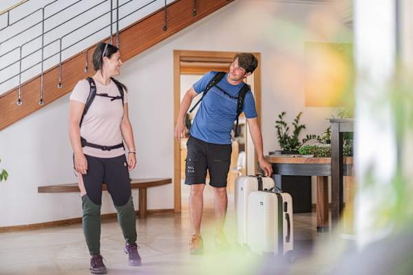 Übernachtet wird in komfortablen Hotels im Tal und das Gepäck wird täglich zum nächsten Ort transportiert.