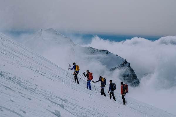 Unsere Seilschaft am Weg zum Gipfel.