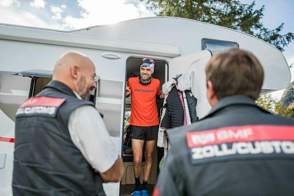 Die dritte Etappe führte die Athleten von Dogna zum Kreuzbergpass in Sexten: Im Bild Jakob Hermann an der Grenzkontrolle