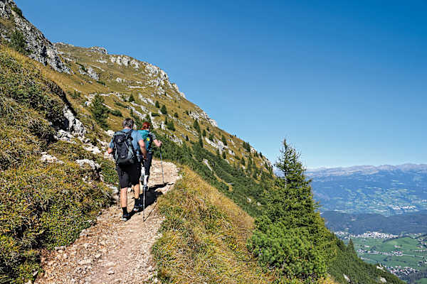 Ein guter Bergweg führt hinauf zum Schlernplateau.