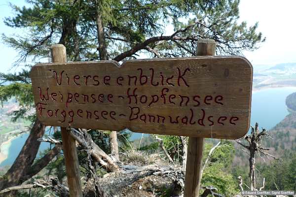 Ein großes Schild weist auf den Vier-Seen-Blick hin.