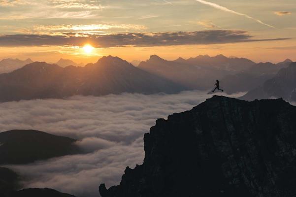 Nach einer Nacht im Solsteinhaus zogen die Beiden früh los um wieder einmal rechtzeitig zum Sonnenaufgang auf der Erlspitze zu stehen.