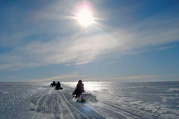 Mit dem Schneemobil ins Camp