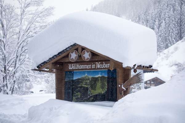In der Salzburger Gemeinde Filzmoos versucht man Hausdächer von den gewaltigen Schneemassen zu befreien