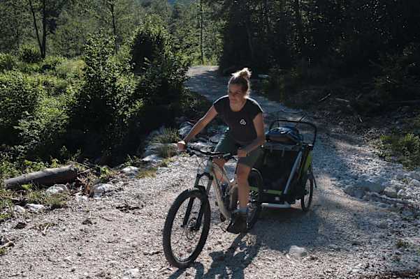 Am Besten, man fährt die ersten 10 Minuten mit dem Fahrrad, der Anstieg ist selbst mit der Thule machbar.