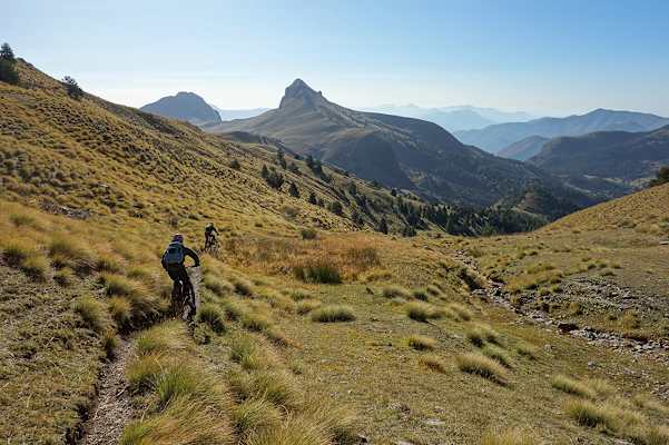 Vom La Croix de Veyre - die erste große Abfahrt führt über eine Alm und Weidelandschaft