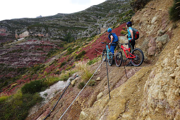 Auch rote Erde ist in der Provence anzutreffen. Der stark verwitterte Schiefer in Les Cluots/Les Ragias bietet viel Grip, der Zugang zu diesem Trailparadies gestaltet sich aber herausfordernd.