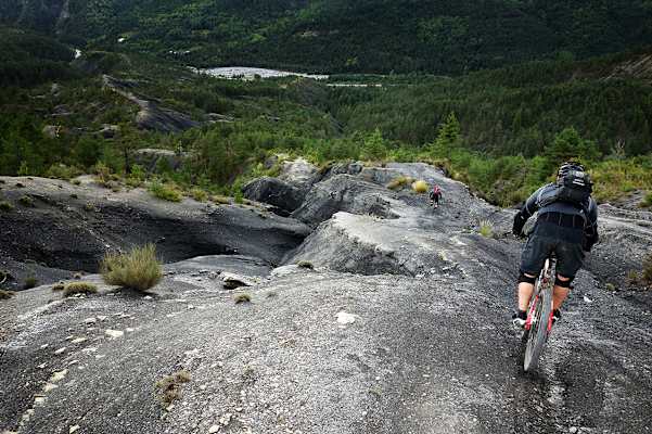 Durch Bilder wie dieses wurde die Trans-Provence bekannt. Die "graue Erde" kommt in den Zentralalpen nicht vor und gilt als geologische Besonderheit.
