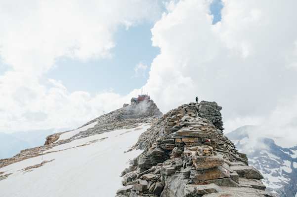 Die letzten Meter zum Zittelhaus und damit auf den Gipfel des Hohen Sonnblicks haben es noch mal in sich.