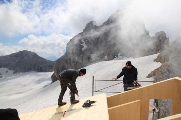 Montage der letzten Dachelemente