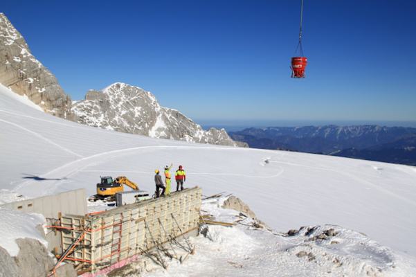 Die ersten Betonierungsarbeiten gehen zügig voran. 