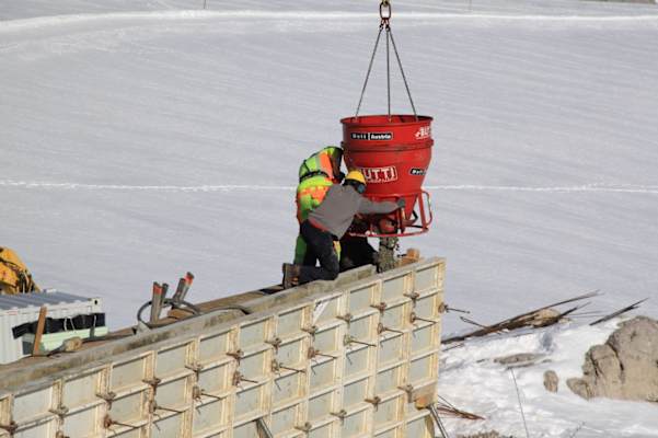 Der Betonkübel hängt durchgehend am Hubschrauber – gute Wetterverhältnisse sind unbedingte Voraussetzung für diese Arbeiten. 