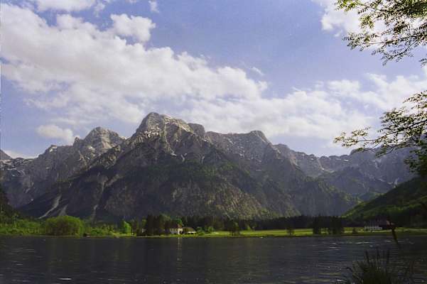 Der Kontrast könnte nicht größer sein – das grüne Wasser des Almsees und das karge Tote Gebirge im Hintergrund