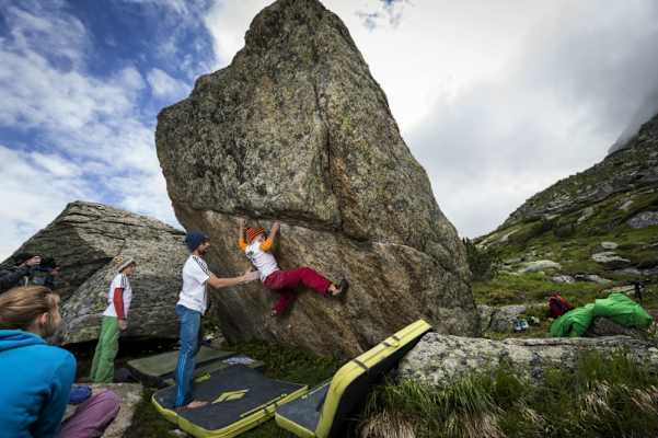 Bernd Zangerl unterrichtet Kinder im Bouldern