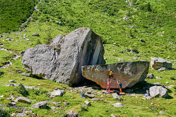 Die Klemmkante (Fb 7a) am markantesten Felsen des Felbertauerns