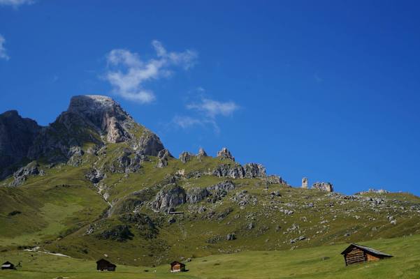Am Fusse des Peitlerkofels breiten sich wunderschöne Almen aus.