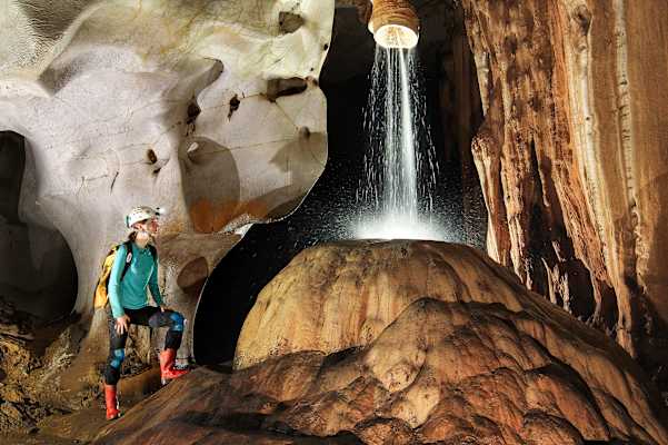 Gina Moseley in der Racer Cave in Borneo