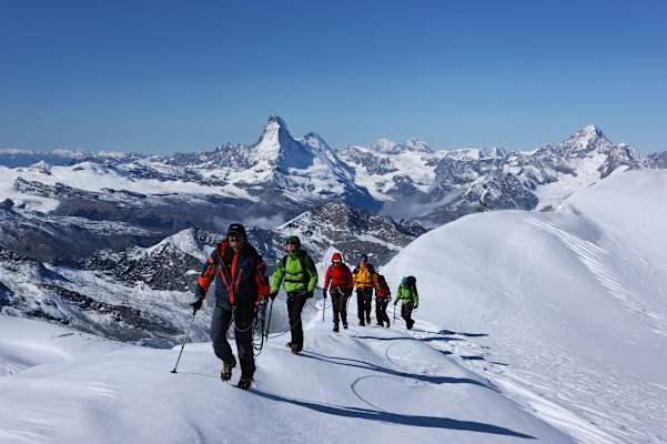 Allalinhorn in den Walliser Alpen: Matterhorn im Hintergrund