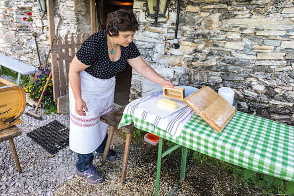 Leben auf der Alm: Butter-Herstellung