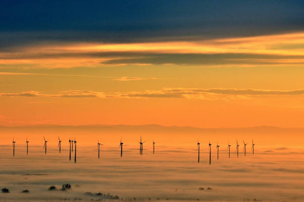 Blick über den im Nordburgenland gelegenen Windpark Parndorf nach Süden Richtung Leithagebirge