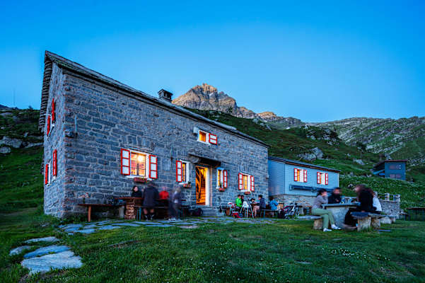 Die Capanna Adula in den Adula Alpen im Kanton Tessin (Schweiz)