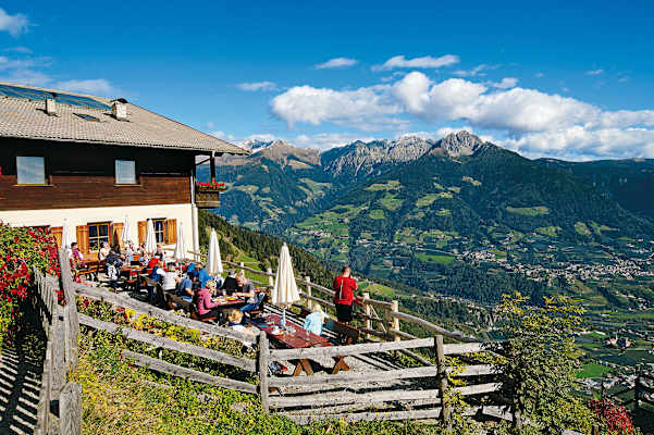 Am Gasthof Hochmuth nahe der Bergstation der gleichnamigen Seilbahn.