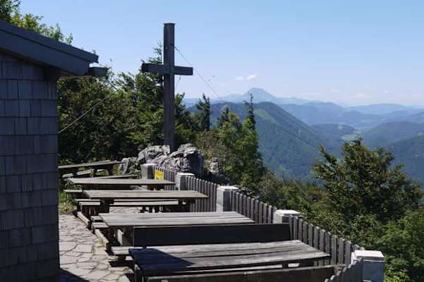 Das Gipfelkreuz am Hohenstein - im Hintergrund der Ötscher