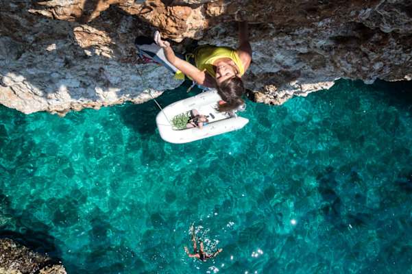 Klettern überm Meer: Andrea in der „Crown Point“ bei Hvar in Kroatien