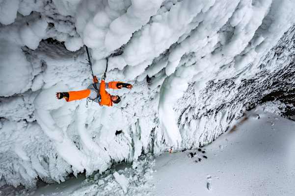 Dani Arnold auf seinem Weg durch das Kanadische Eis