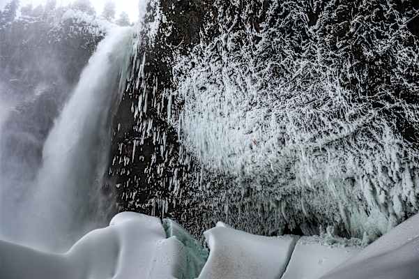 Ein kleiner Mensch umgeben von Wasser und Eis