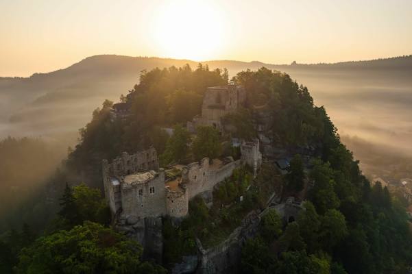 Mystisch: Die Burgruine Oybin im Herbstlicht.