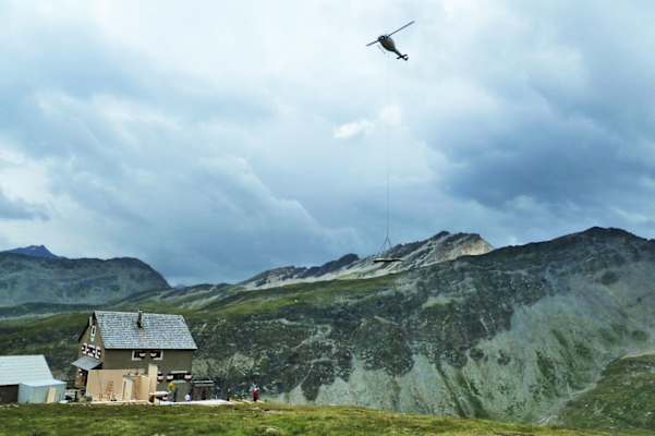 Zubau für die Salmhütte: Hubschrauber im Anflug