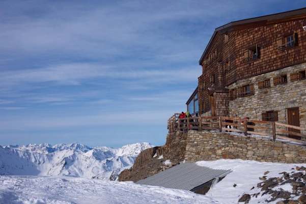 Die Similaunhütte am Erwachen