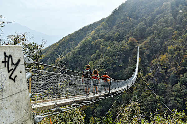 Die Tibetische Brücke ist 270 Meter lang und überspannt das Val di Sementina.