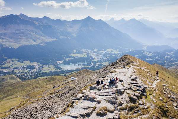 Vom Stätzerhorn schweift der Blick über den Heidsee und Lenzerheide bis weit in die Bündner Bergwelt – ein Panorama, das den fordernden Anstieg schnell vergessen lässt.