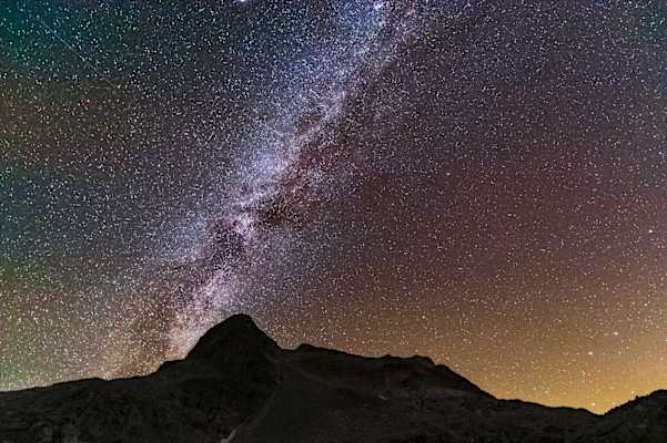 Die Milchstraße steht senkrecht über der Hohen Fürleg (2943 m) 
