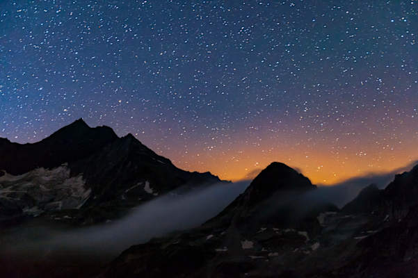 Nebelschwaden ziehen über dem Kalser Tauern, zwischen Tauernkogel und Medelzkopf herein 