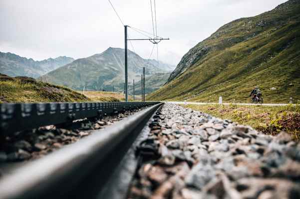 Entlang der Straße entlang der Bahnstrecke Oberalppass