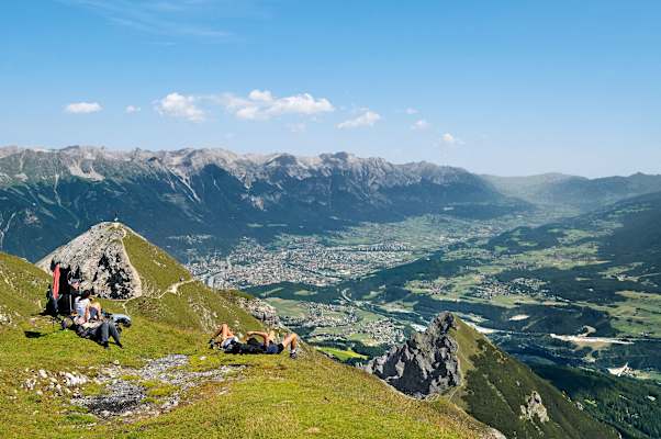 Grandioser Blick von der Nockspitze auf Innsbruck, dahinter die Nordkette des Karwendels.