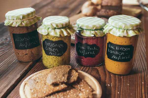 Verschiedene selbst gemacht Aufstriche fürs Frühstück oder die Jause.