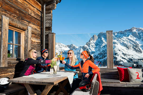 Egal ob Wein, Bier oder Cocktails – auf den Skihütte am Hochkönig kann man mit allem anstoßen.