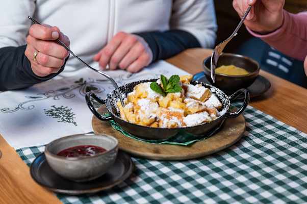 Auf den Hütten im Skigebiet Hochkönig isst man ausgezeichnet.