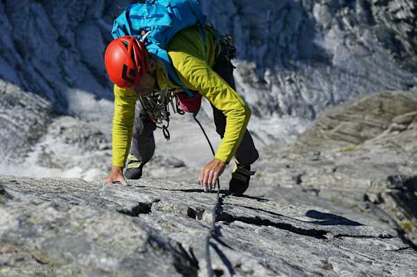 Rauer fester Granit, moderate Kletterschwierigkeiten, aber eine lange Tour in einem exponierten und wilden Ambiente – ein alpiner Klassiker.