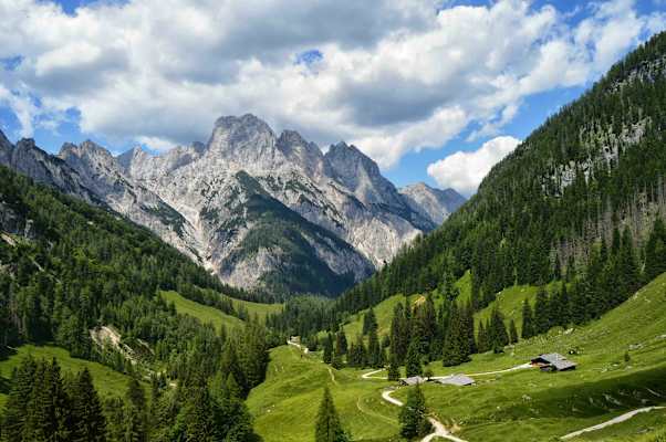 Die Bindalm mit Blick auf die "Ramsauer Dolomiten".