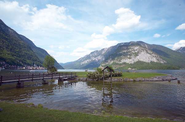 Naturbadeplatz „Badeinsel“ am Hallstätter See in Oberösterreich