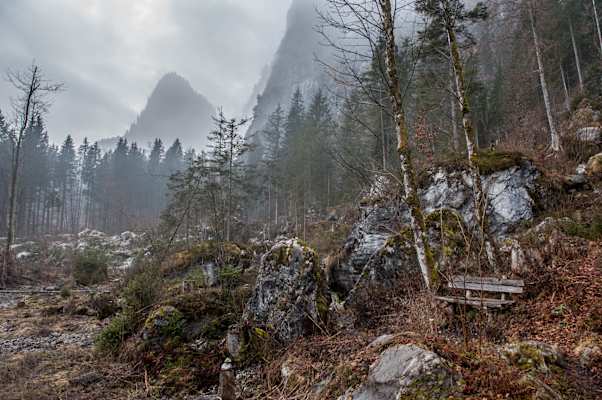 Ursprung-Bankerl am Fuße der Weißenbacher Mauern