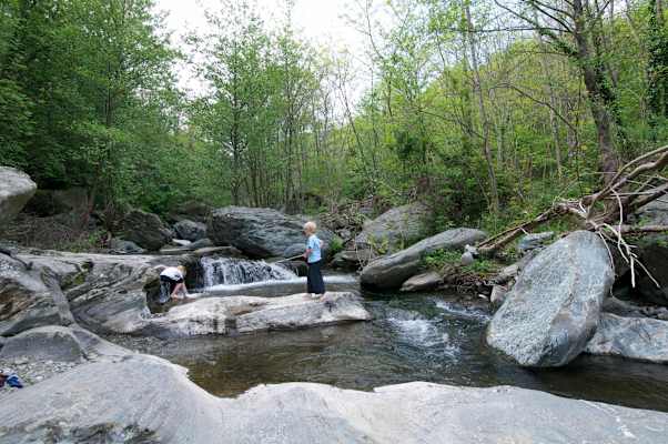 Kinder spielen gern am Wasser