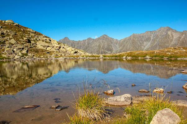 Ein wunderschöner Bergsee am Bachmann-Weg